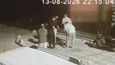 Zeytinburnu’nda sokakta yürüyen kişinin önünü kalabalık grup kesti. Şüphelilerden biri